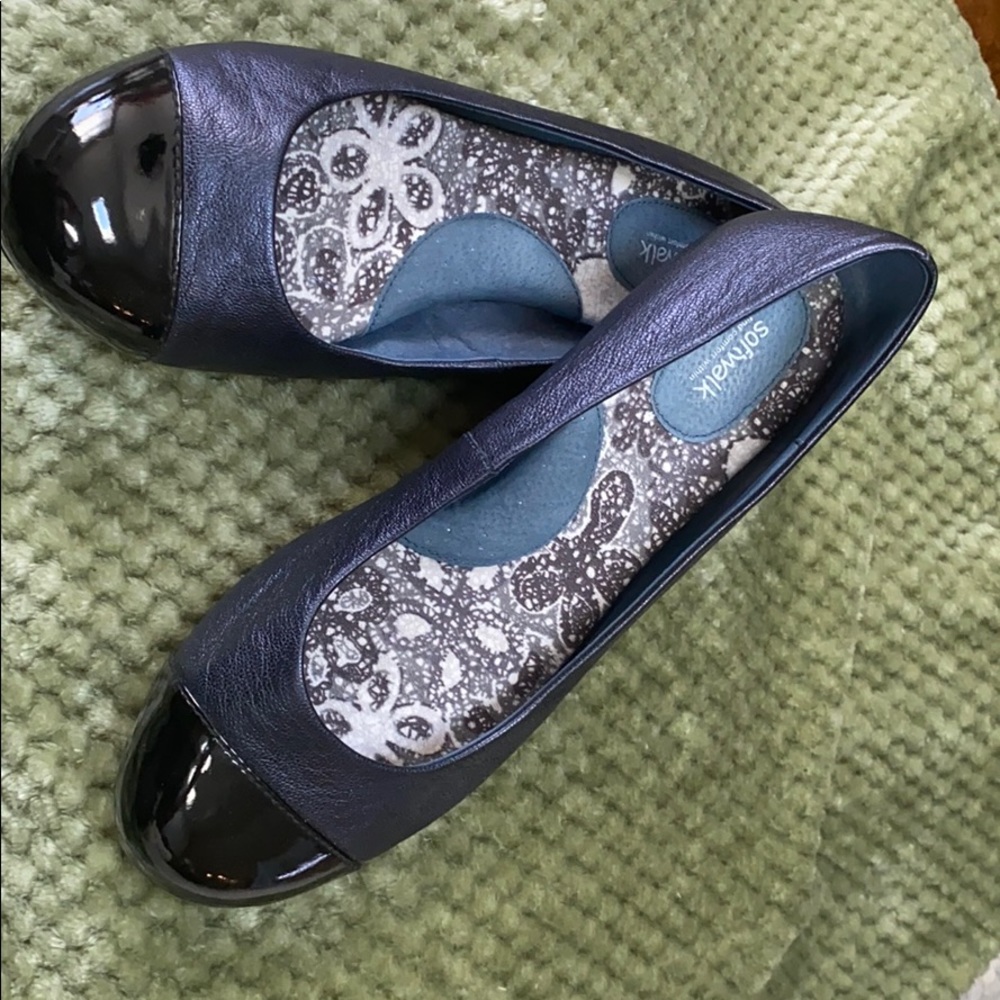 NWOT, 9.5 wide Softwalk flats, Navy/Black Patton